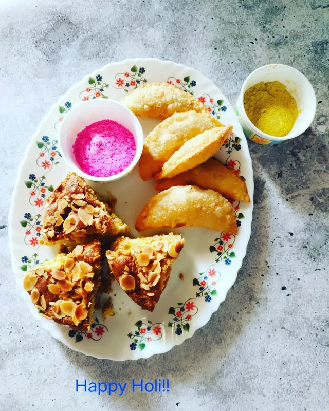 Thandai Cake & Gujiya Platter